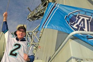 Cdr Paul Francoeur, CO of HMCS Calgary, hoists Argonauts flag