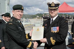 Lt(N) Rob Czekierda receives the Commander’s Commendation