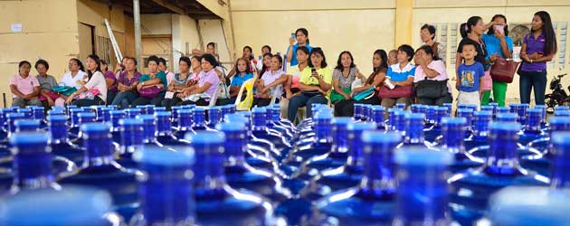 Philippinos watch DART team store water