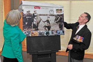 Judith Guichon and LGen (ret’d) Ken Foster unveil PPCLI envelope