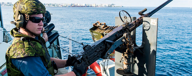 ="HMCS Regina enters maldives"