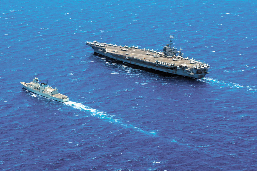 RCN Halifax-class frigate HMCS Calgary steams alongside Nimitz-class aircraft carrier USS John C. Stennis during RIMPAC 2016. Photo by U.S. Navy Mass Communication Specialist 3rd Class Sierra D. Langdon