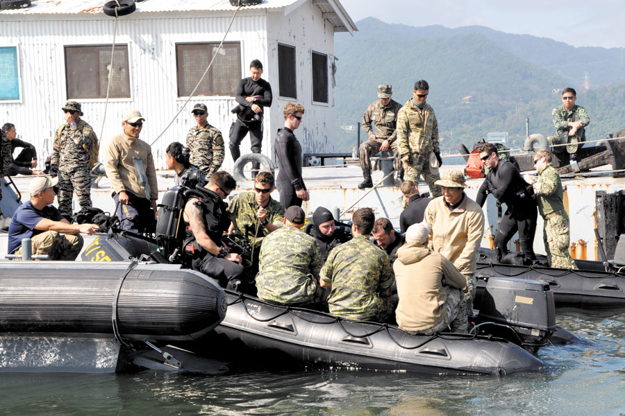 Divers from Fleet Diving Unit (Pacific) make preparations for a second mine countermeasures dive during Clear Horizon 16 in Chinhae, Korea.