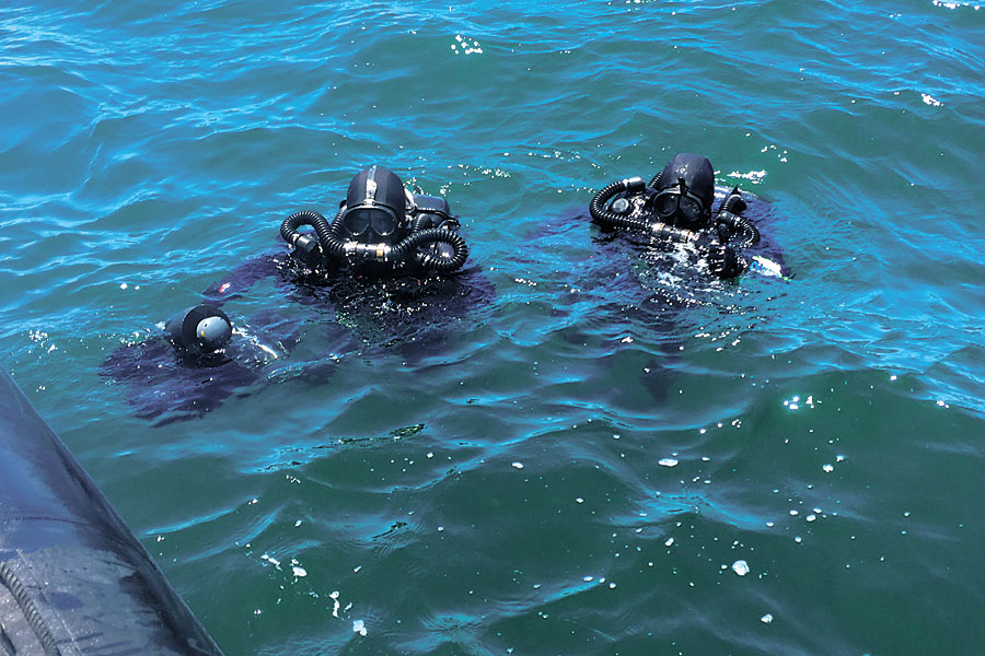 Xxxchayana School Sex - Divers depart for Korea : Pacific Navy News