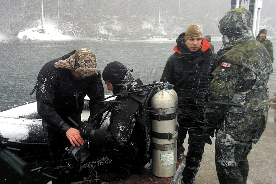 During a rare winter storm in Victoria, Canadian dive supervisors conducted an equipment familiarization dive with allied divers during Exercise Roguish Buoy 2017, the Canadian Army’s annual combat diving training event. Photo courtesy Capt. H.J. Morrison, OIC Army Diving, CFSME