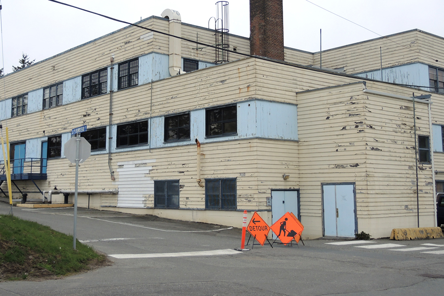 A view of Dockyard Building 11 from the intersection of Plumstead Street and Dockyard Road south. DY11 and its neighbouring DY29 were built in the 1940s but are currently being prepared for demolition. Photo by Peter Mallett, Lookout Newspaper