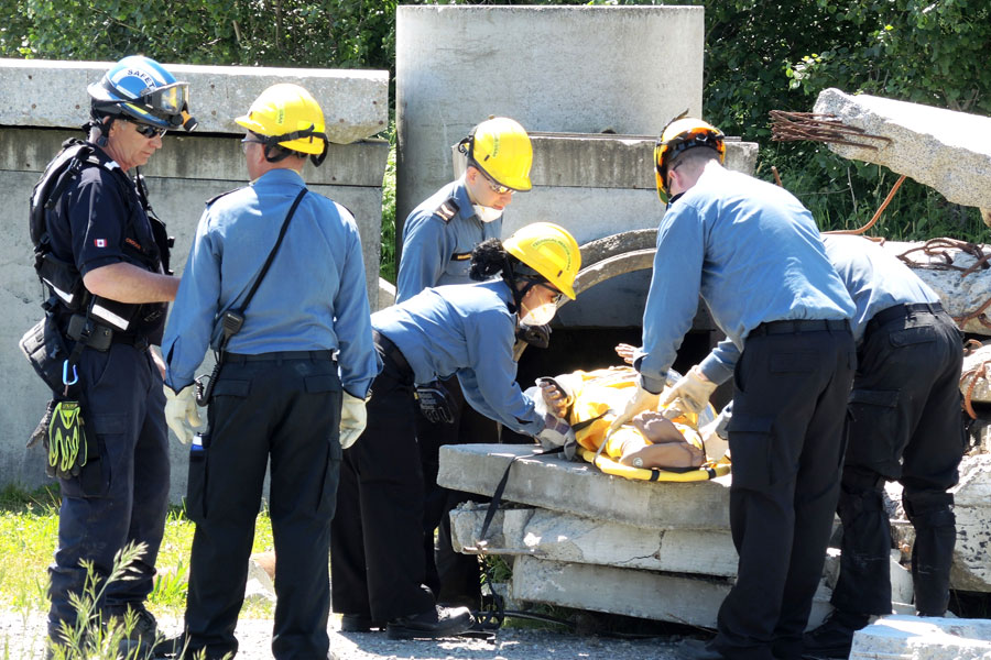 HMCS Calgary crewmembers practice evacuating a casualty under the supervision of a CFB Esquimalt USAR team instructor.