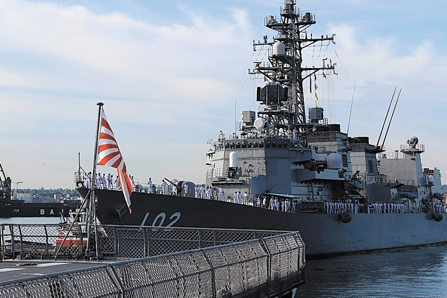 JS Harusame alongside at the Burrard Dry Dock in Vancouver, B.C., during the Japan Maritime Self-Defense Force Training Squadron’s port visit from Sept. 16 to 20.