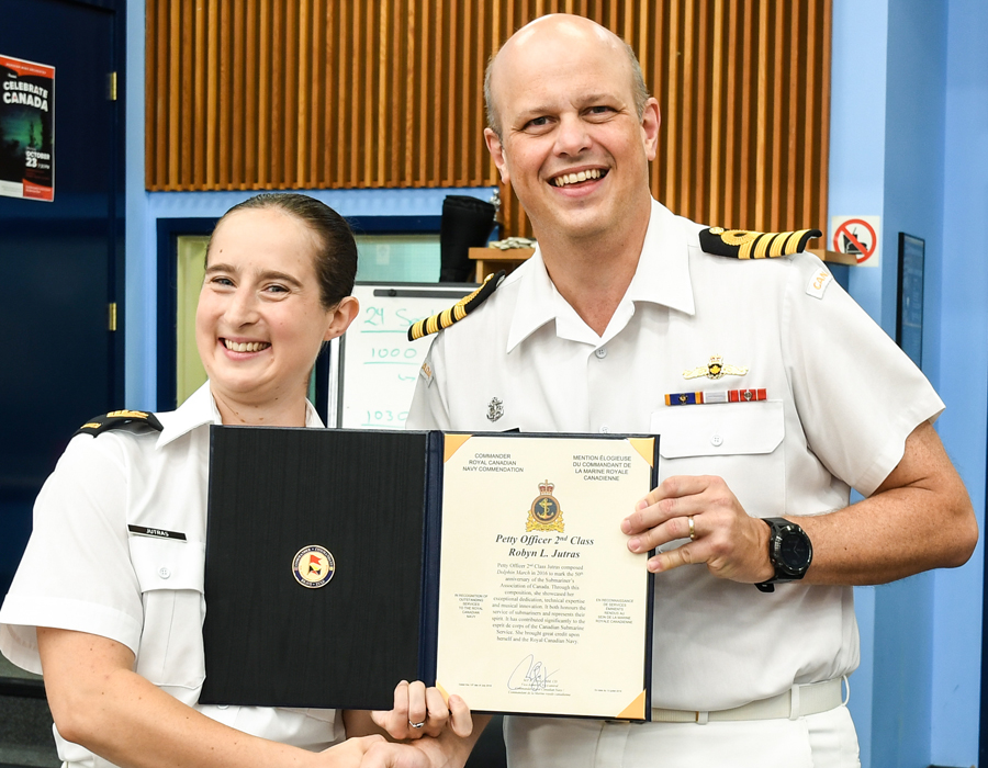PO2 Robyn Jutras receives a RCN Commendation presented by Capt(N) Christopher Robinson. Photos by SLt M.X. Déry