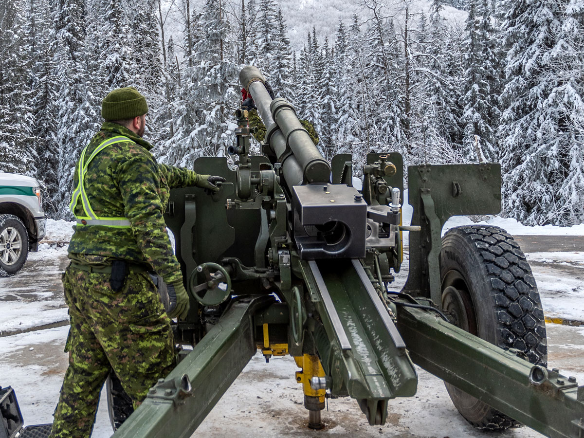 A gunner from the 1st Regiment, Royal Canadian Horse Artillery, prepares for a bore sight inspection of the C3 105mm Howitzer by the Parks Canada Agency. Photo by SLt M.X Dery