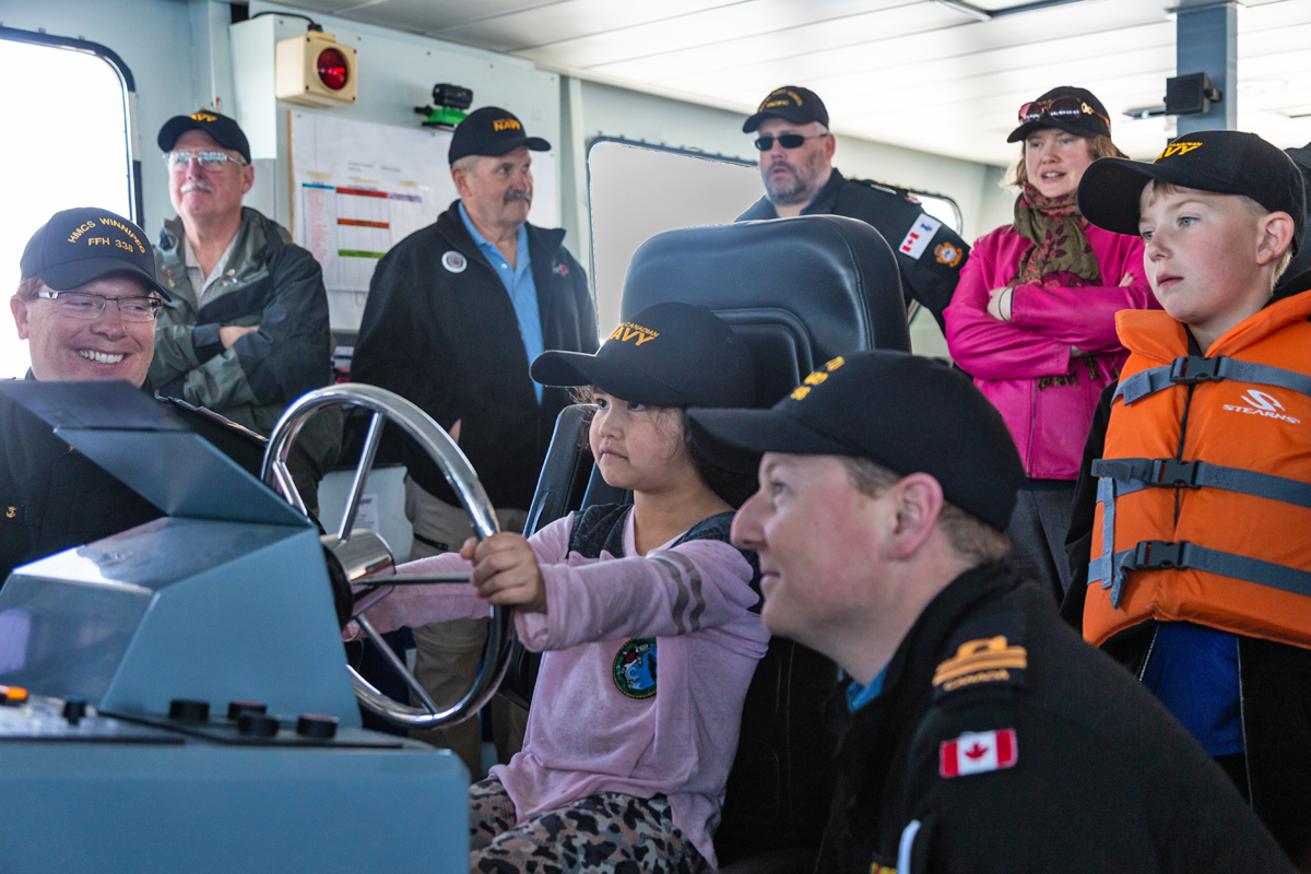 Lt(N) Tom Eagle explains helm orders to passengers aboard Raven 56. Photo by SLt M.X. Déry