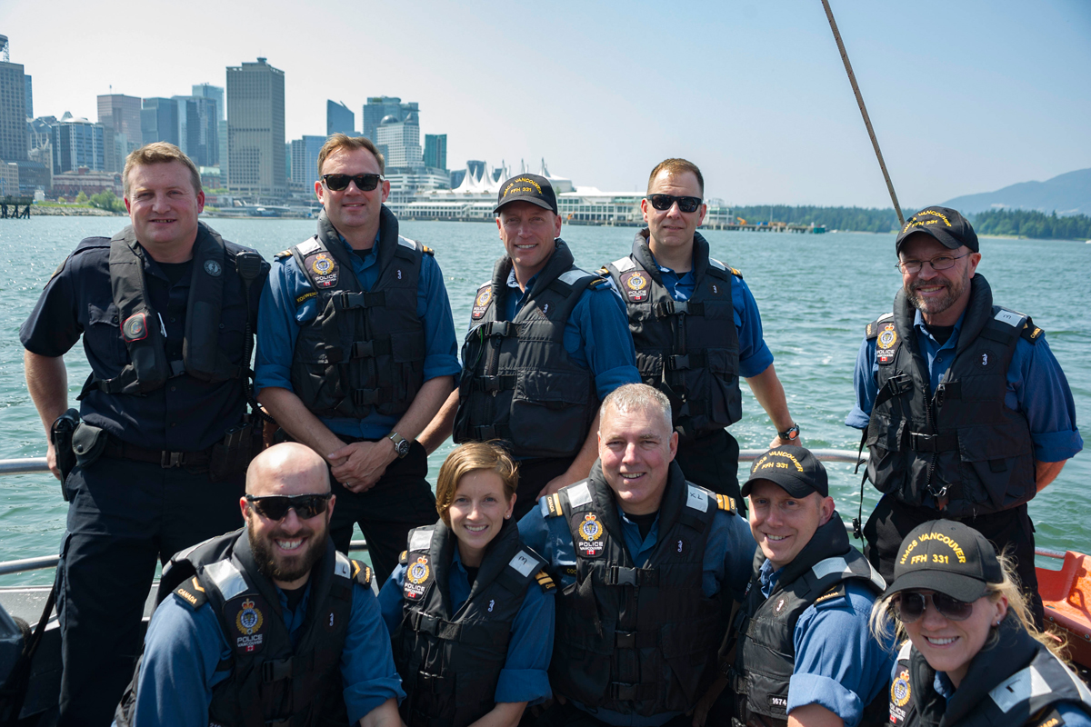 Members of the Vancouver Police Department’s Marine Unit pose for a group photo with the crew of HMCS Vancouver. Photo by LS Brendan Gibson, MARPAC Imaging Services