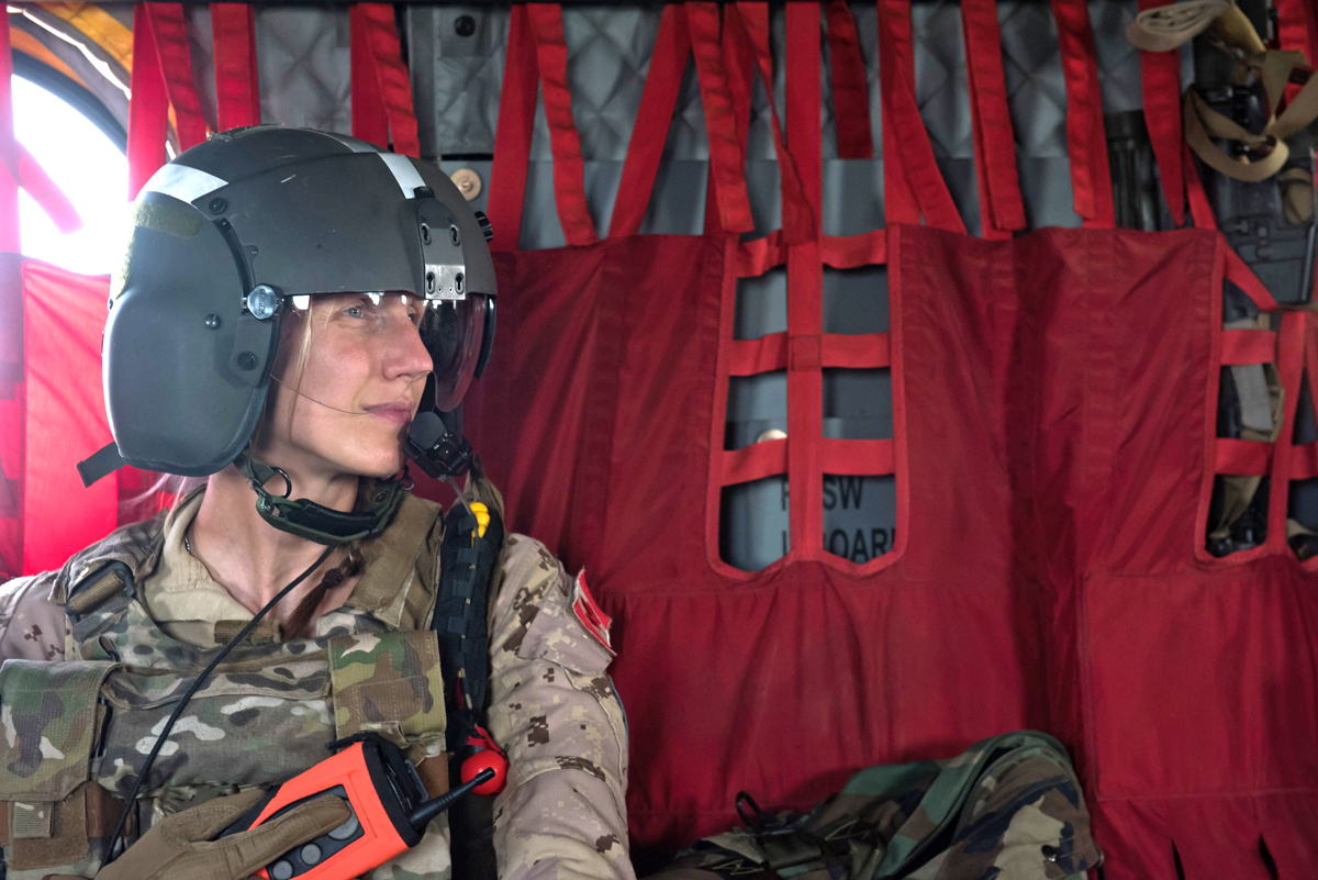 Lt(N) Jennifer Loye during a Task Force Mali Forward Aeromedical Training in the vicinity of Gao to keep their skills sharp while deployed on Operation Presence. Canadian Armed Forces photo.