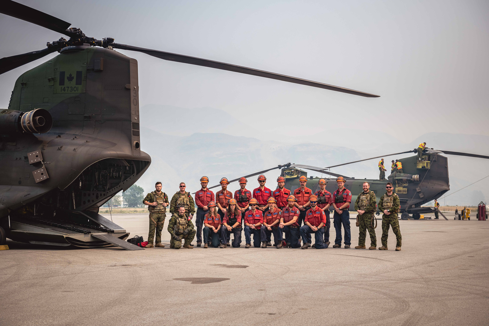 Air crew from 450 Tactical Helicopter Squadron and B.C. Wildfire Service members pose for a group photo at YKA Kamloops Airport, B.C., on July 15. Photo by S1 Victoria Ioganov, MARPAC Imaging Services, Canadian Armed Forces photo