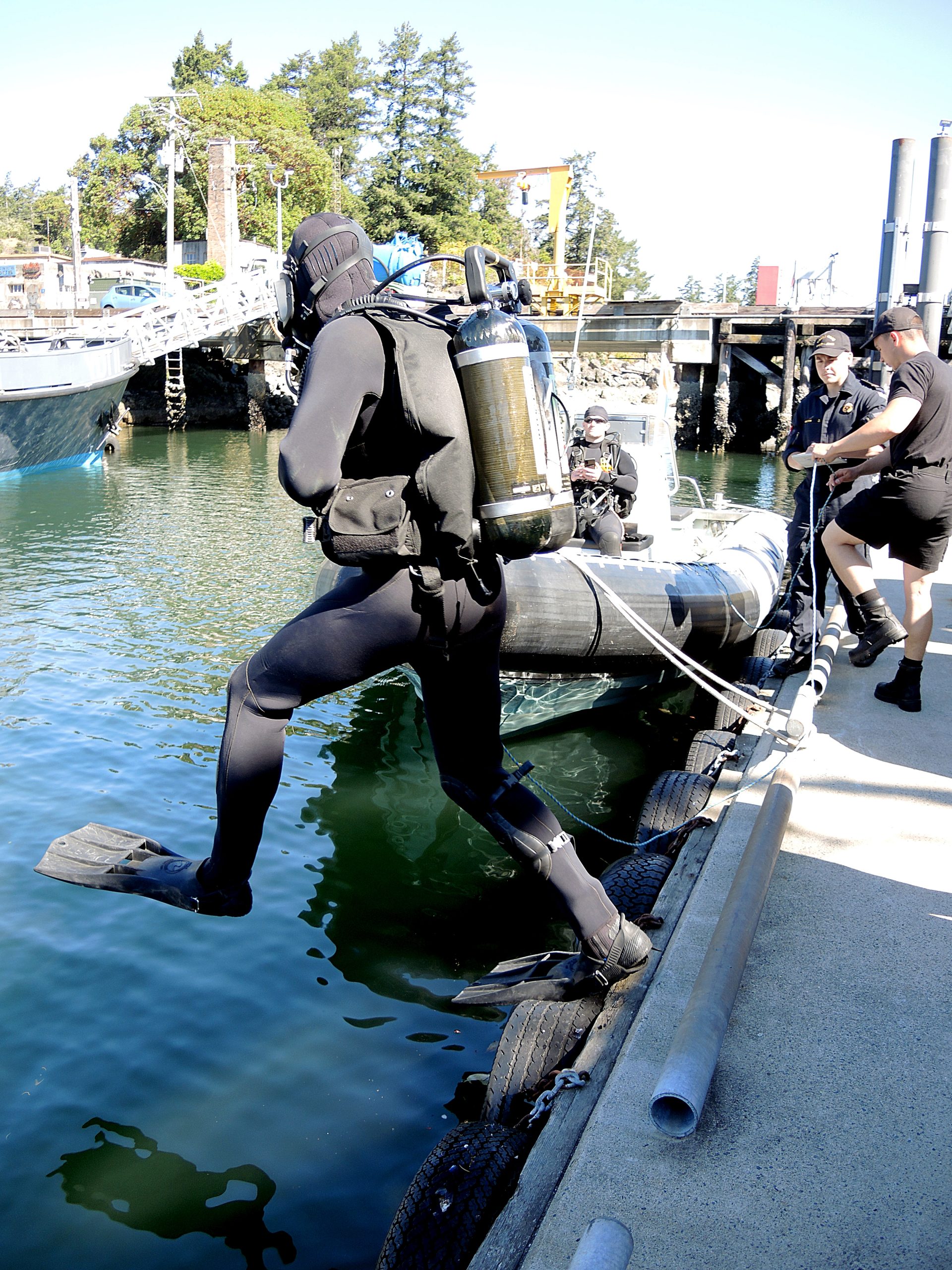Personnel Awaiting Training pitch in at Fleet Diving Unit (Pacific). Photo supplied.