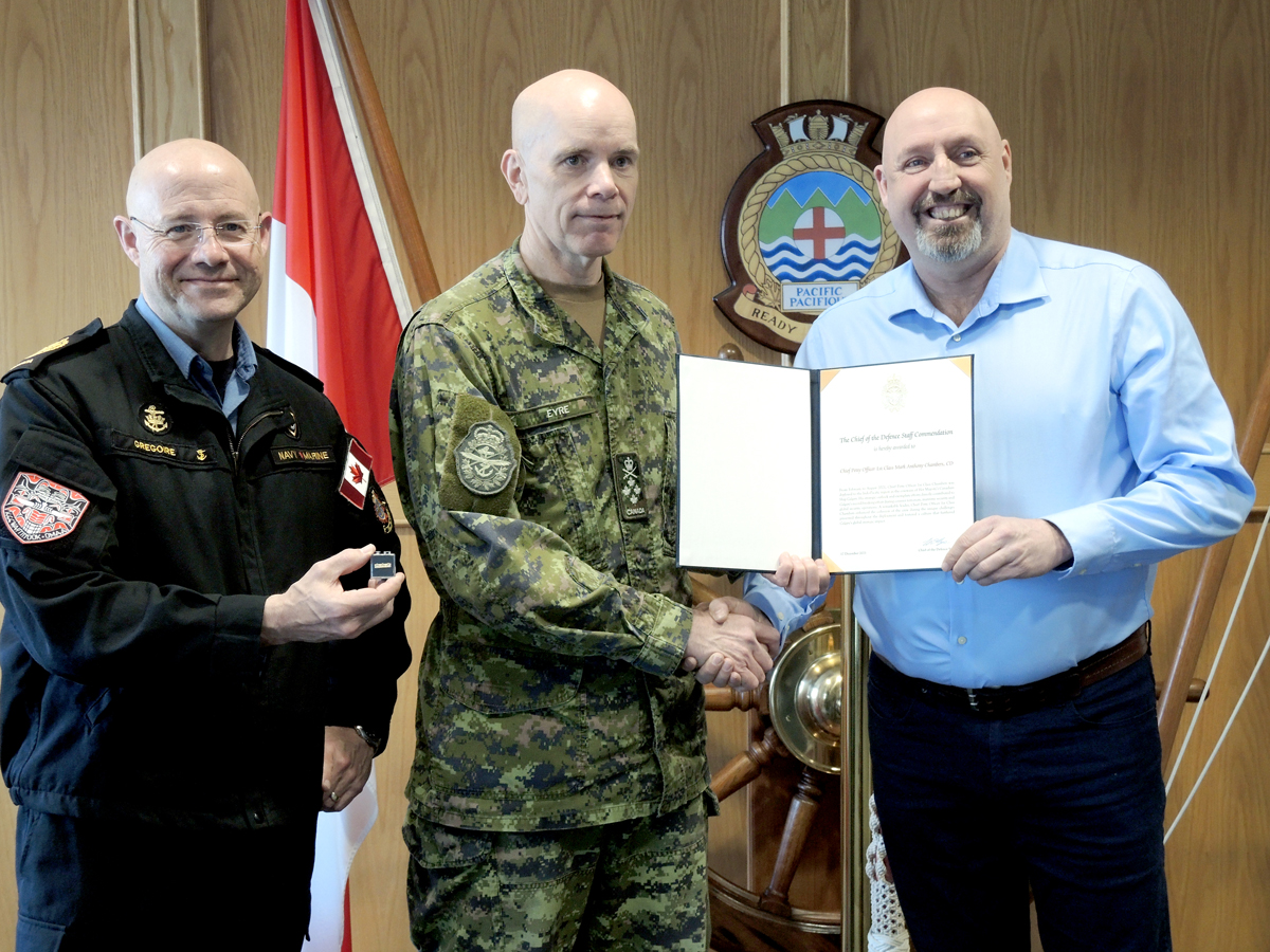 Chief Petty Officer First Class Gilles Grégoire, Canadian Armed Forces Chief Warrant Officer, and General Wayne Eyre, Chief of Defence Staff, present a Command Commendation Award to Chief Petty Officer First Class (ret’d) Mark Anthony Chambers at MARPAC Headquarters, March 15. 