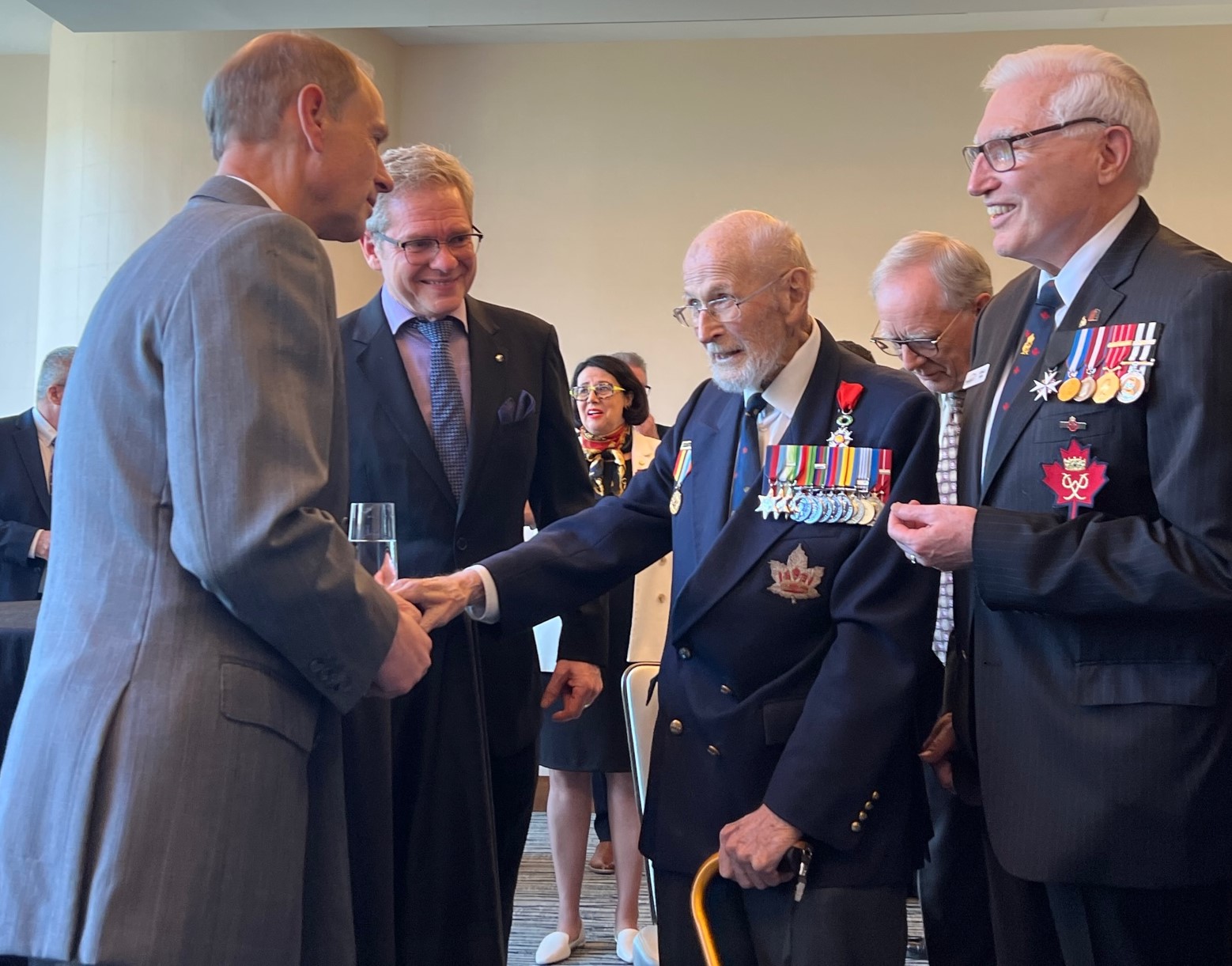 Peter Chance serre la main du Prince Edward et rencontre Randall Mang, président du B.C. Council for The Duke of Edinburgh's Award et le Capitaine de corvette (ret'd) Gerald Pash, un membre de longue date du B.C. Council.  Photo fournie