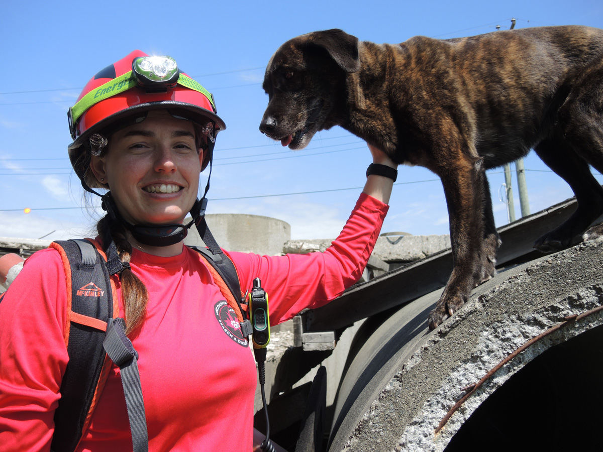 Jeanette VanDijk, maître-chien de Vancouver Island Search and Disaster Dogs of Canada, et son chien Phoenix, un labrador, participent à un exercice d'entraînement MUSAR à Work Point.  Photo : Peter Mallett/Lookout Peter Mallett/Lookout