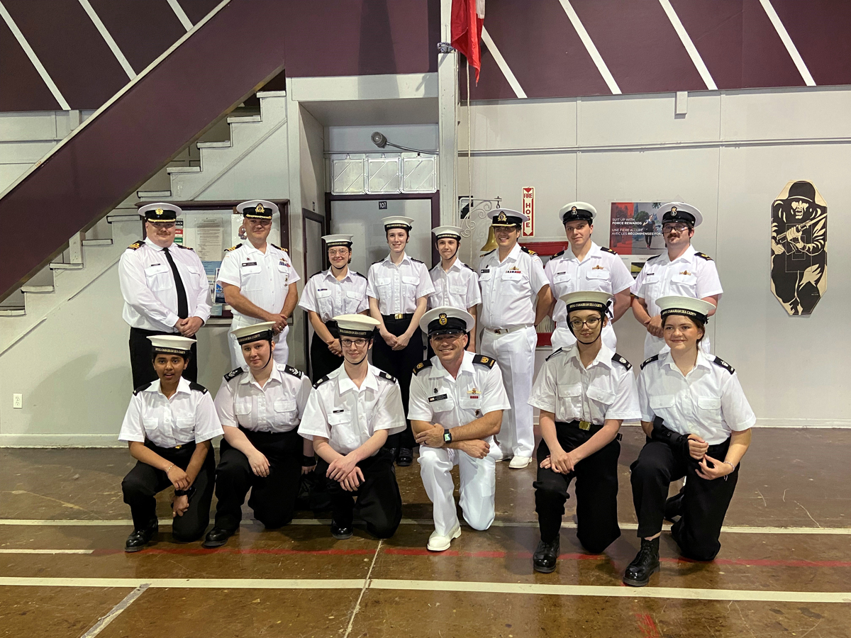 Les sous-mariniers du NCSM Corner Brook ont eu le plaisir de rencontrer les cadets du 182 Curling du Corps des cadets de la Marine royale du Canada dans le cadre de la visite de la ville éponyme de l’équipage. Plus tôt dans la journée, l’équipage et les cadets ont fait ensemble une randonnée de 5 km autour de l’étang Glynmill.