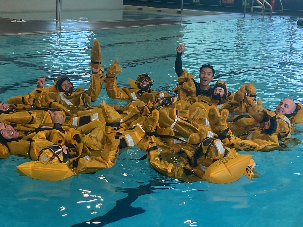 Les membres suivent une formation de survie en mer en piscine.