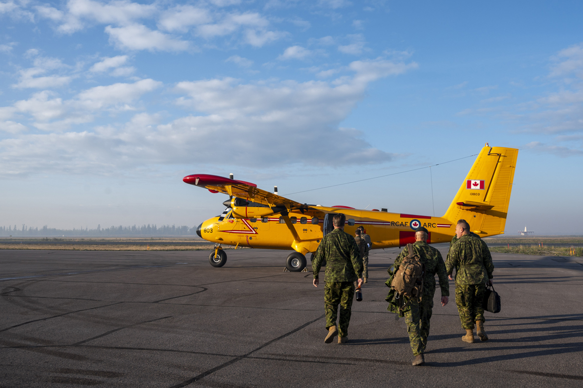 Chief Warrant Officer Steve Chagnon (center), Sergeant Major of the 2nd Battalion, Royal 22nd Regiment, prepares with his Chain of Command to fly to Hay River on a CC-138 Twin Otter in the city of Yellowknife, as part of Operation Lentus 23.  Photo: Sailor First Class Patrice Harvey, Canadian Armed Forces Photo