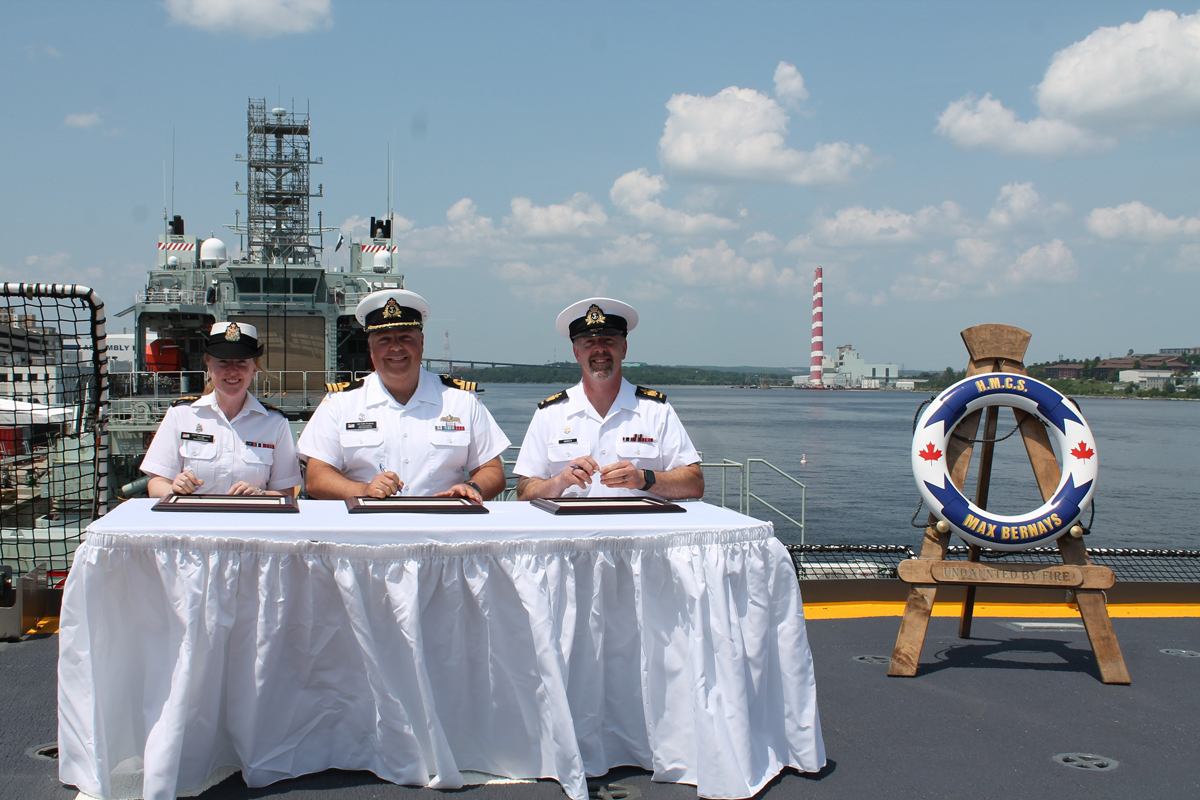 Cérémonie de changement de nomination du capitaine d’armes du NCSM Max Bernays, le 7 juillet, à Halifax (N.-É.).