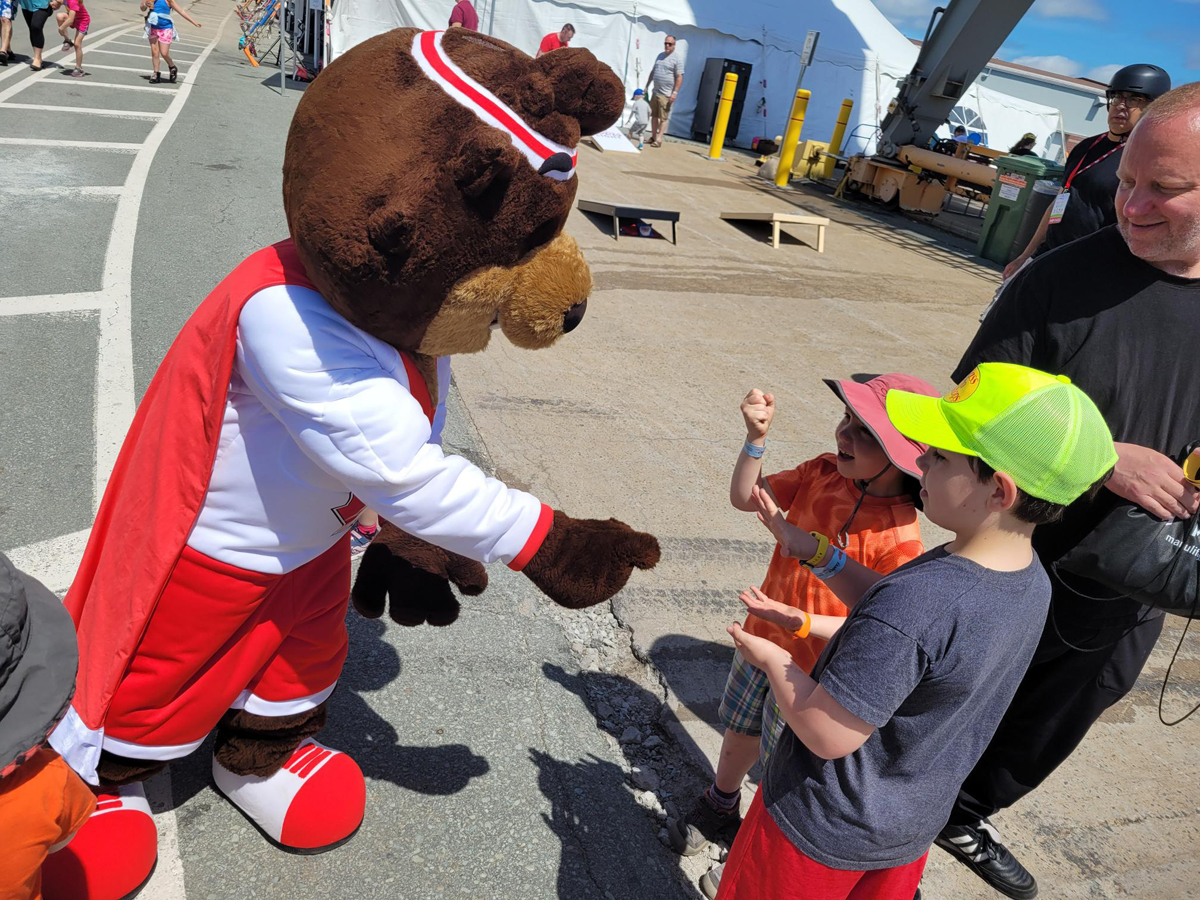Peri rencontre des enfants lors de l’événement familial d’Halifax le 24 juin.