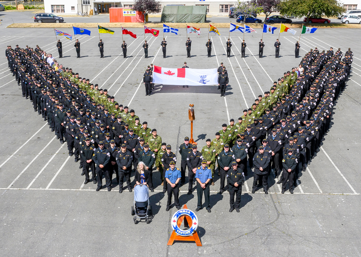 Plus de 300 membres du personnel et étudiants du NCSM Venture (et le nouveau bébé du commandant en second) se sont joint sur la place d’armes lors de la cérémonie de passation de commandement tenue à la BFC Esquimalt (Work Point) le 26 août. Photo : Services d’imagerie des FMAR(P)