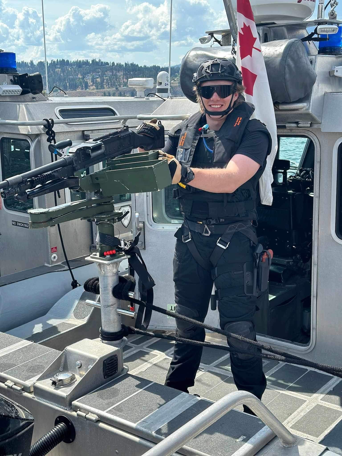 L’Enseigne de vaisseau de deuxième classe Jack Rigler a suivi le cours d’opérateur tactique d’embarcation d’intervention avec l’équipe de sécurité navale à la BFC Esquimalt depuis le NCSM Cabot à St.  John’s, Terre-Neuve : Lieutenant de vaisseau Robert Newton, commandant de l’ÉSN
