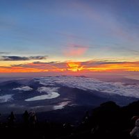 <strong>Une fois dans une lune bleue : </strong><em>Escalade du mont Fuji au Japon pendant la nuit</em>