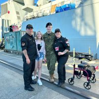 Une famille célèbre un rare triplé de service militaire