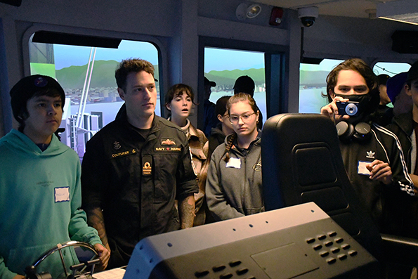 Visite du groupe d’entraînement du personnel naval à Work Point.