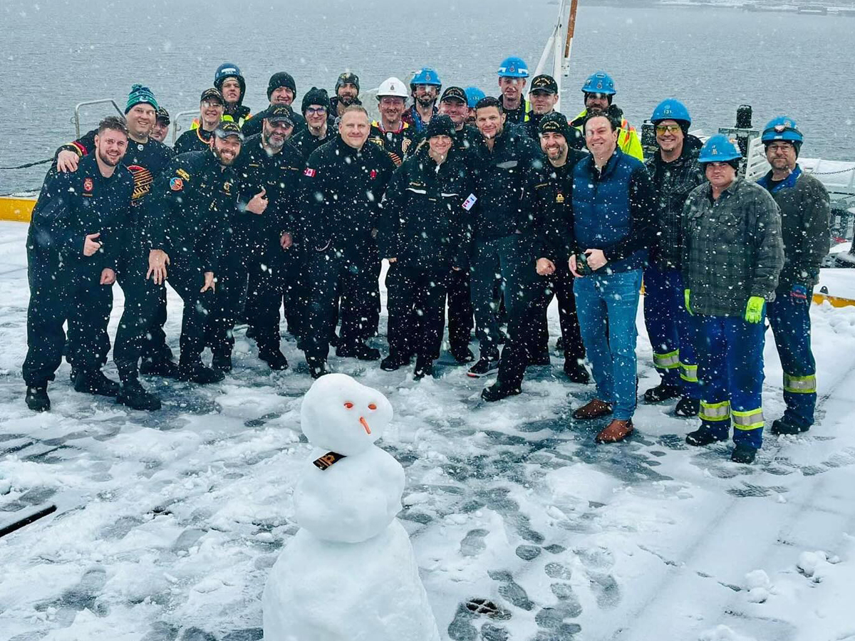 CFB Esquimalt members gather for a photo with Sportsnet’s Elliotte Friedman and Kevin Bieksa during a ship visit on Jan. 20 as part of Hockey Day in Canada activities. Photo: Scotiabank Hockey Day in Canada