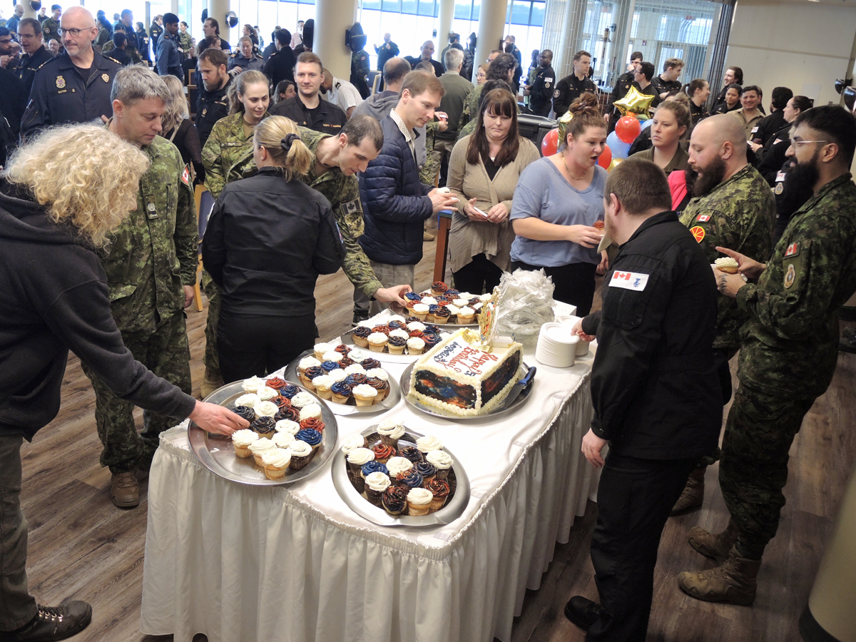 Des membres de l’équipe de la logistique de la base se rassemblent pour déguster un gâteau et des rafraîchissements dans la salle arc-en-ciel du chef et des premiers maîtres lors de la fête du 56e anniversaire du Service royal canadien de la logistique, le 1er février.