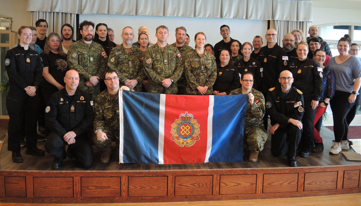 Les membres de l’équipe de logistique de la base se réunissent pour une photo de groupe.
