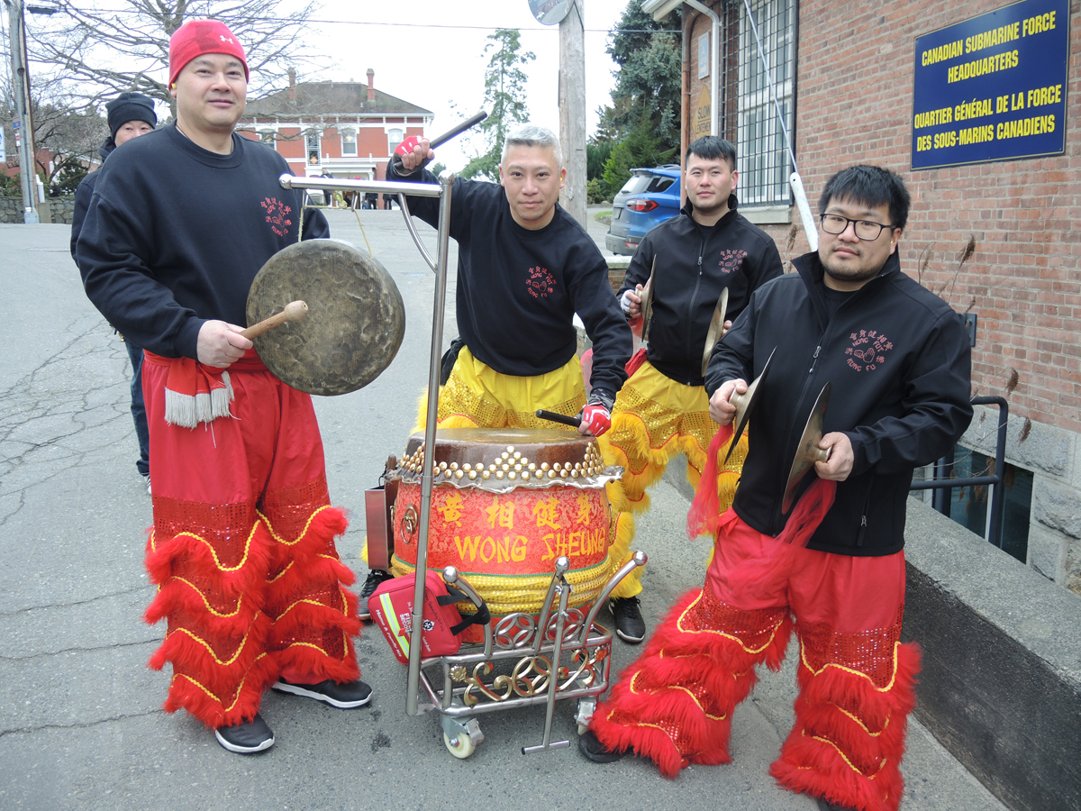 Les membres du club Wong Sheung Kung Fu de Victoria accompagnent musicalement une danse du lion. Photos : Peter Mallett / Lookout Peter Mallett / Lookout
