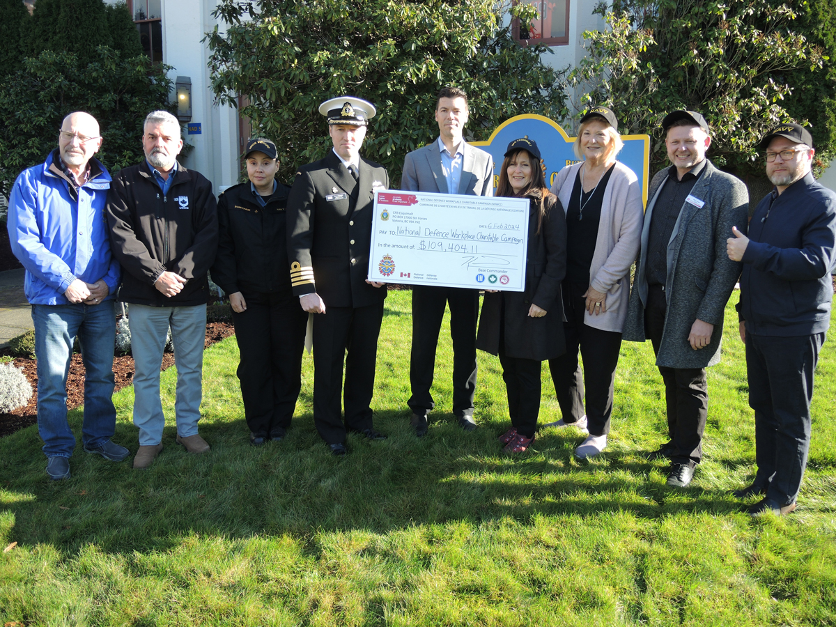 Des membres de l’équipe de la Défense se sont rassemblés sur la pelouse du bureau du commandant de la base le 6 février pour présenter un chèque de 109 404,11 $ à des représentants de Centraide du sud de l’île de Vancouver et de Health Partners pour les fonds recueillis dans le cadre de la Campagne de charité en milieu de travail de la Défense nationale (CCMTDN).
(À gauche) Brad Klein, président de la section locale 21016 de l’UEDN ; Marcelo Lazaro, coprésident de la campagne de la CCMTN, vice-président régional de l’UEDN pour la Colombie-Britannique et co-champion syndical ; le s.é.-m. Lyne Bonhomme, chef d’équipe adjoint de la CCMTN ; le capitaine de vaisseau Kevin Whiteside, commandant de la base, BFC Esquimalt, et membre du conseil d’administration de Centraide pour le sud de l’île de Vancouver ; Matt Carlson, Affaires publiques de la base et chef d’équipe du CNACD ; Erika Stenson, directrice générale, United Way Southern Vancouver Island ; Barbara Toller, bénévole de HealthPartners et ancienne membre du conseil d’administration ; Mark Crocker, directeur général/directrice générale, United Way Southern Vancouver Island. 
Photo : Peter Mallett/Lookout.