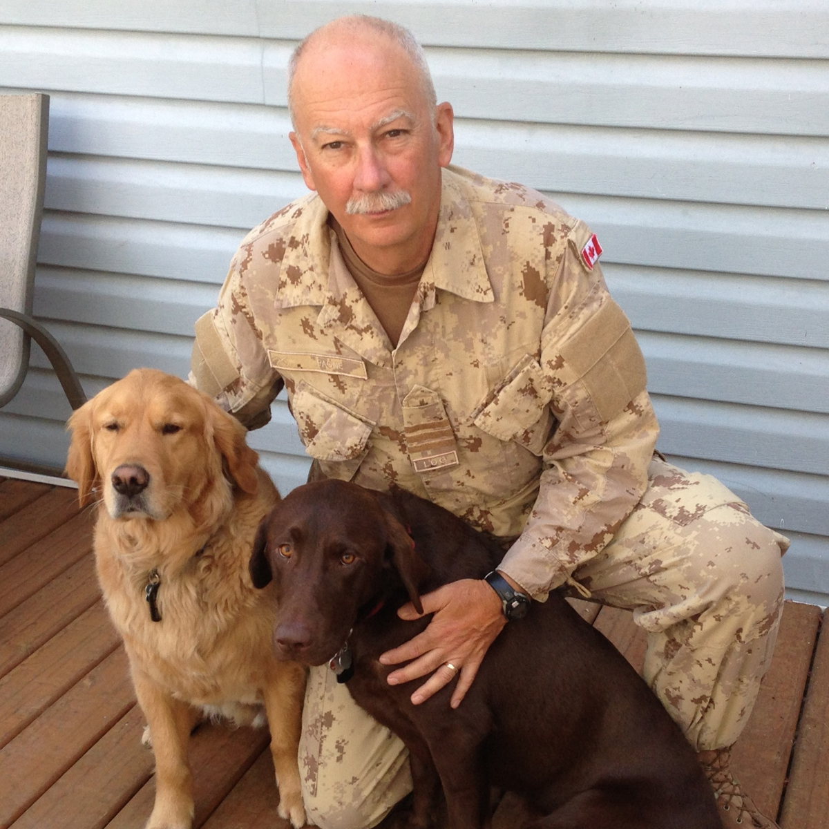 Le lieutenant-colonel (retraité) Paul Paone est l’un des organisateurs de la cérémonie commémorative de la guerre d’Afghanistan qui aura lieu cette année à Victoria. Le lieutenant-colonel Paone est photographié avec ses chiens Rayme et Brewster chez lui, à Victoria, avant son départ pour l’Afghanistan en 2013. Photo d’archives : Paul Paone.
