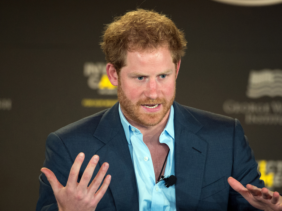 Le prince Harry s’exprime lors d’un symposium des Invictus Games sur les blessures invisibles, qui vise à déstigmatiser les victimes de stress post-traumatique et d’autres blessures. Photo : DoD News photo par EJ Hersom - Wikimedia Commons.
