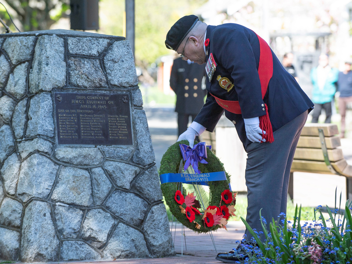 Le sergent d’armes de la Légion d’Esquimalt, Sean Guadet, dépose une couronne pendant le service. Photo : Matelot-chef Valerie LeClair, Services d’imagerie des FMAR(P).