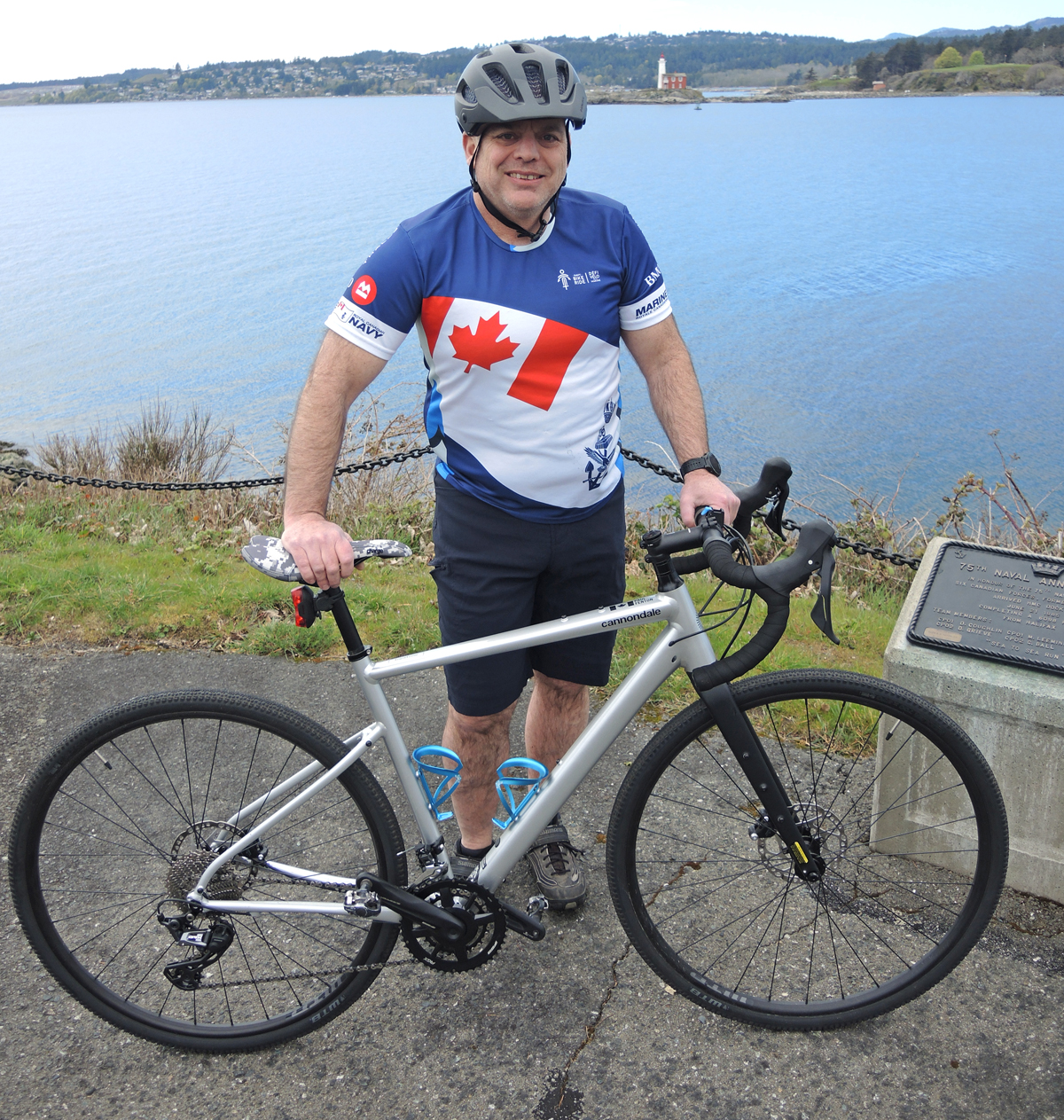 Le premier maître de 1re classe Paul Fenton, du Centre de coordination du personnel (Pacifique), montre son vélo et son équipement cycliste à Duntze Head, le 5 avril. Le PM 1 Fenton est l’ambassadeur de la randonnée cycliste de la Marine de cette année, qui aura lieu le 25 mai. Photo : Peter Mallett, Lookout