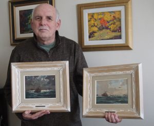 En bas : David Emmerson tient sa paire de peintures du capitaine de corvette Riordon, numéros 18 et 12 de la série Convoy. C’est l’achat de ces tableaux en 2020 qui l’a incité à se lancer dans la recherche de leurs origines.
