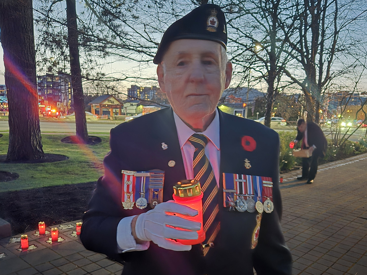 Le premier maître de 1re classe (à la retraite) John Robert Bourdage tient une chandelle lors de la cérémonie à la chandelle de la bataille de la crête de Vimy, le 9 avril, au parc commémoratif des anciens combattants à Langford. Photo : Whitney de Deus/Légion royale canadienne no 91.